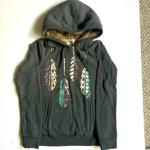 Size small ROXY hoodie, drawstring fur hood and front uni-pocket. Good condition